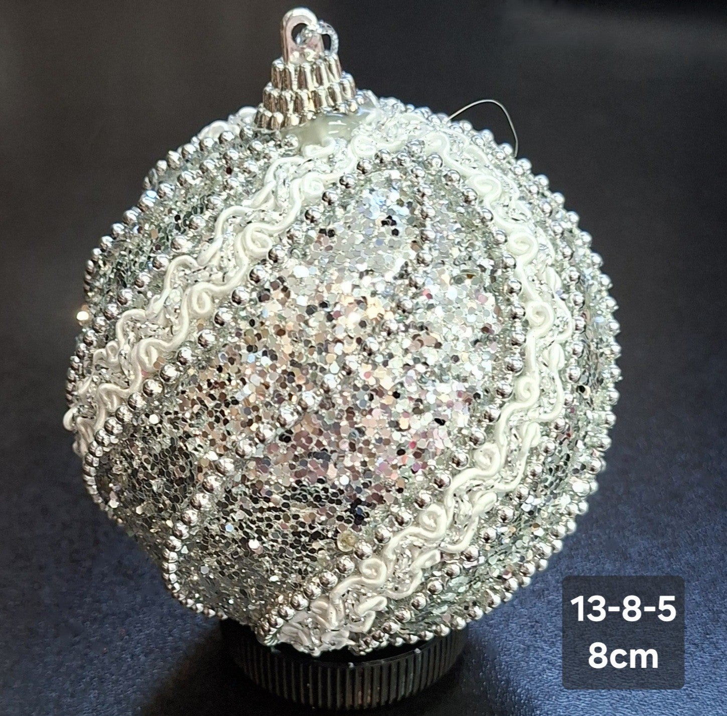 Glob de Crăciun Argintiu cu Mărgele Decorative și Ornamente Albe - 8cm